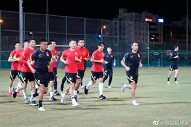 国足昨日抵达阿曼，晚上7点进行首次训练图片