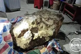 偷2吨重陨石，他们居然想到了泡澡图片