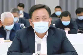 程向民连夜主持会议，迅速传达贯彻落实全市领导干部会议精神：坚定必胜意志信念，背水一战、决战决胜疫情防控阻击战歼灭战图片