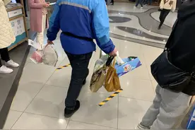 外卖新规实施首日，记者探店：商场内的外卖餐品基本都用了封签图片