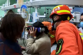 好险！女子观看角磨机作业时长发被卷入，头卡机器到医院求助图片