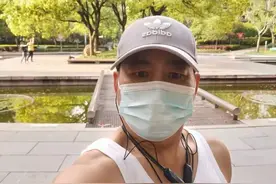 安静的上海街头，一名外卖骑手退回了跑腿费图片