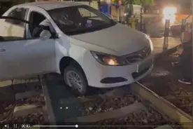 惊险！昆明一网约车卡在铁轨上，逼停火车图片