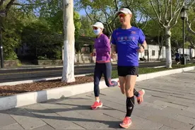 今早五点，杭州马拉松线上赛开跑！穿着杭马T、别着号码簿，有人早上四点就出门了……图片