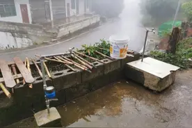 半月谈丨政府建一套，自己备一套，缺水山区吃水却有两套管？图片