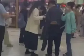 一男学生鞋内藏摄像头，偷拍女生裙底！被拘留图片