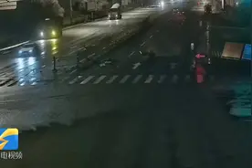 和老乡喝酒到凌晨3点 济南俩小伙骑摩托车狂奔撞上护栏图片