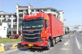 豪横！男子给防疫卡点送重型货车当休息室图片