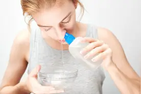 鼻炎患者勤洗鼻子可缓解春季过敏症状，自行配置冲洗液勿用自来水图片