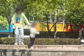 13岁自闭症姐姐不敢下楼梯，1岁半弟弟牵着她走视频封面