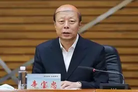 果然视频·观政｜妻子凌晨坠亡后，当年的“网红校长”被批捕图片