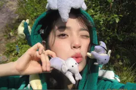 羊驼也爱美女！欧阳娜娜分享春日大片对镜卖萌图片