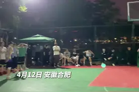 30多人打篮球没人带球一群人在球场上大眼瞪小眼图片