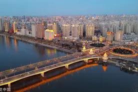 哈尔滨：松花江公路大桥宛如玉带 耀眼夺目图片