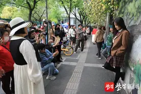 南京玄武区碑亭巷的墙绘和木香花成网红打卡点图片