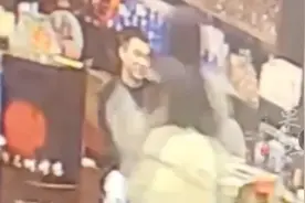 单身男子被陌生醉酒女子强吻图片