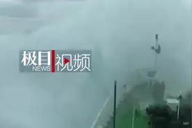 广西一船舶遇险进水，直升机海空联合救起3人图片