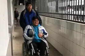 长沙男孩为下肢瘫痪同学当6年“小拐杖”，他们有一个共同的约定...图片