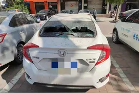 老汉凌晨连砸路边数十辆车，作案两小时后就被抓图片