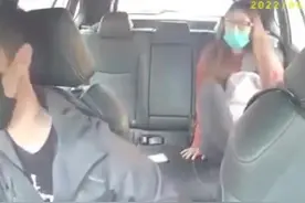 台中女子坐网约车脱鞋踩椅背，被劝后竟将脚伸向司机，还反控“性骚扰”图片