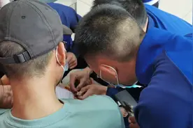粗心父母用力一拉 不满周岁的婴儿“那个”部位被拉链卡住了图片