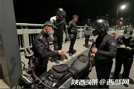 “炸街摩托”莫猖狂 宝鸡交警一晚查处多起摩托车炸街扰民违法行为图片
