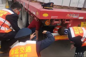 楚天高速麻城站查获一起超限案件，“千斤顶”顶一顶减重二十余吨图片