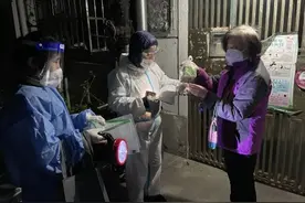 朋友圈里那位乐观、善良的上海阿姨，我们找到了！还有哭着送她的居民区书记图片