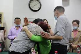 失散39年，再次看到女儿那颗痣，老夫妻声泪俱下图片