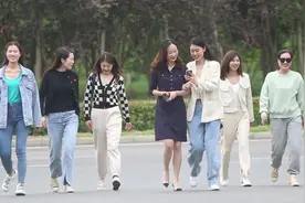 洛阳20名女孩组成摩托车骑警队：平均身高1米7，平均年龄30岁