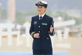人民海军首位女舰长亮相图片