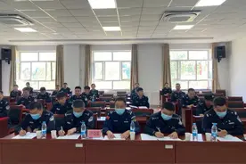 四师公安青年民辅警咏诵热血青春，礼赞五四！图片