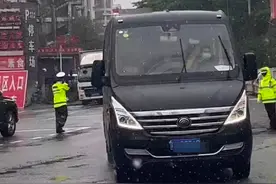 甘孜折多山路段结冰严重 交警：小型车辆非必要不前往图片