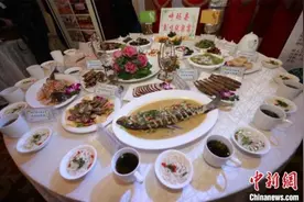中俄界江陆续开江：渔民首航捕捞“第一口鲜”图片