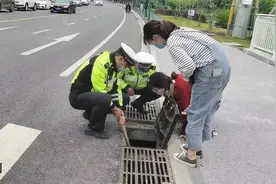 民警徒手扒开井盖，智取遗落下水道的耳机图片