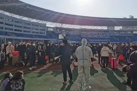 我身边的抗疫故事丨中转站大哥哥的“星星点灯”，为孩子照亮回家的路图片
