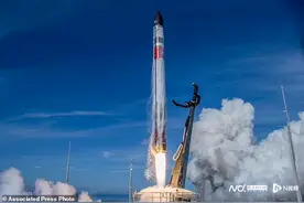 “超音速芭蕾舞”：美太空公司直升机首次空中捞住坠落的火箭图片