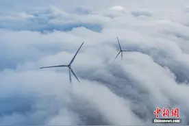 航拍江西泰和云海山间奔涌 风车时隐时现图片