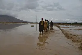 动荡的阿富汗：爆炸、饥荒、缺水、沙尘暴，多地又发洪灾图片