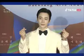 百想红毯／朴宝剑退伍状态超好 男星踩秀智长裙险走光吓到收回脚图片