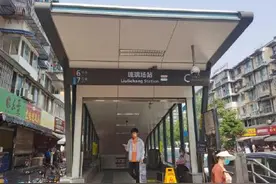 成都一地铁站外有小燕子筑巢 地铁工作人员倡议不要打扰图片