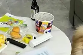 爸妈因疫情被封控，13岁男孩独居66天喂胖自己和猫狗视频封面