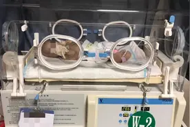运送重症弃婴的救护车即将抵京，看到“鲁NY72K0”请避让图片