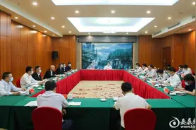 邹文辉与华润集团相关负责人对接座谈图片