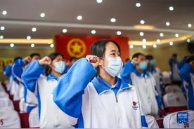 海外网评：用青春的智慧和汗水打拼出一个更加美好的中国图片