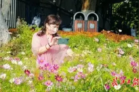 武汉一高校学生校园内开荒种花图片