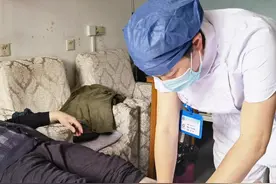 男子痛风发作，自行服用止痛药惹出胃溃疡图片
