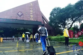 「图集」朗朗读书声再起，湛江复课学子难掩笑容图片