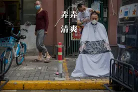 面馆爷叔街边为居民理发图片