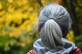白发突然增多是老了吗？可能是身体缺这4种营养图片